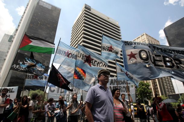 Incidentes de Quebracho frente a una agencia de turismo