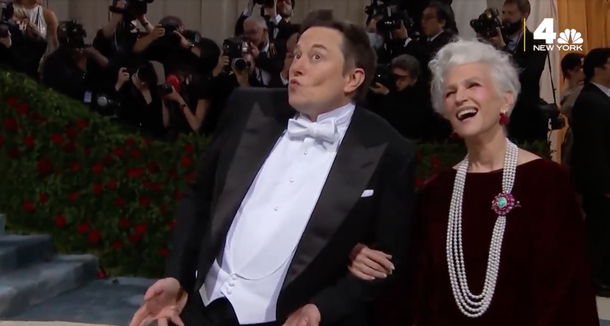 Insólito: la mamá de Elon Musk retó su hijo por Twitter