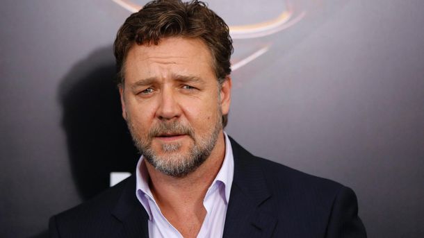 Russell Crowe analiza comprar un histórico club inglés