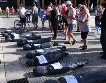 La derecha le da vuelo al odio: el editorial de Víctor Hugo por las bolsas mortuorias