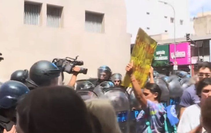 Efectivos de la Policía Federal avanzaron sobre personas con discapacidad en el Ministerio de Salud