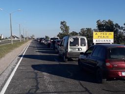 Las filas de autos de uruguayos hacia Argentina llegaron a ser ed hasta 7 kilómetros cerca del mediodia del sábado. Las filas de autos de uruguayos hacia Argentina llegaron a ser ed hasta 7 kilómetros cerca del mediodia del sábado.