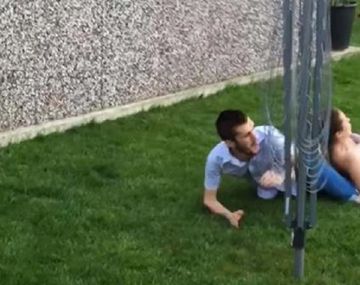 ¿Se separan? La salvaje patada a su novia mientras jugaban al fútbol