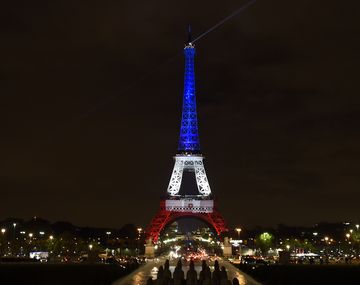 La Torre Eiffel volvió a brillar con los colores de la bandera francesa