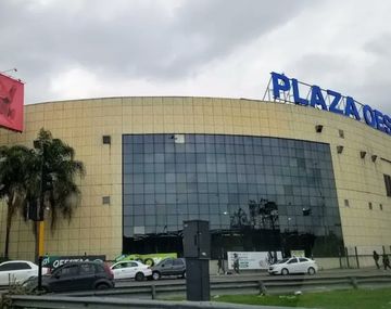 Video: se derrumbó el techo del shopping Plaza Oeste