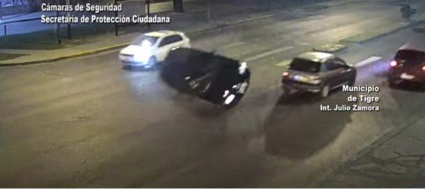 Tigre: tuvieron que rescatar a dos personas tras un impresionante vuelco