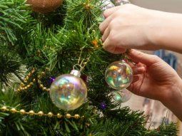 Cómo ahorrar luz en Navidad y dejar el arbolito prendido