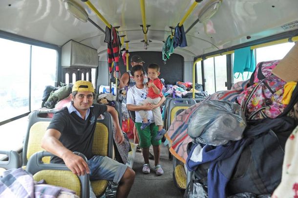 Una familia tucumana vive en un ómnibus 
