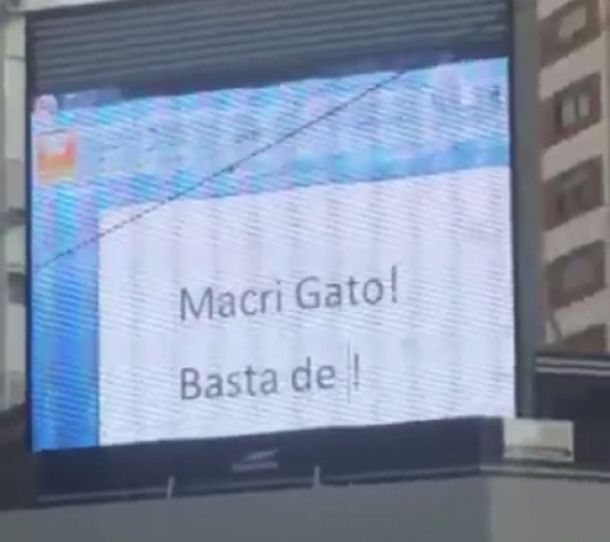 Hackearon una pantalla gigante en Cabildo y Juramento y pasaron una película porno