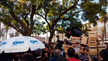 consumidores se agolpan en plaza de mayo para recibir fruta consumidores se agolpan en plaza de mayo para recibir fruta