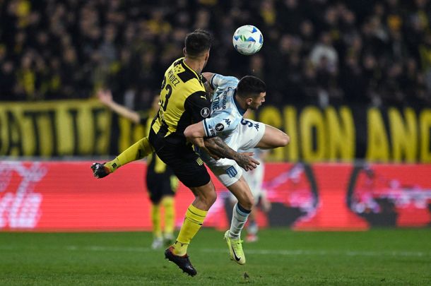 Peñarol sorprendió a Racing y le ganó 1-0 por la ida de los octavos de final de la Copa Libertadores 2025