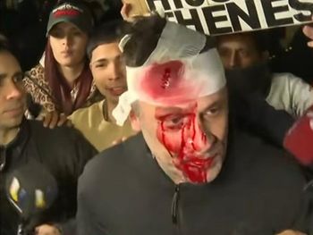 Incidentes en el acto de Javier Milei en Moreno: le revolearon un botellazo a un periodista