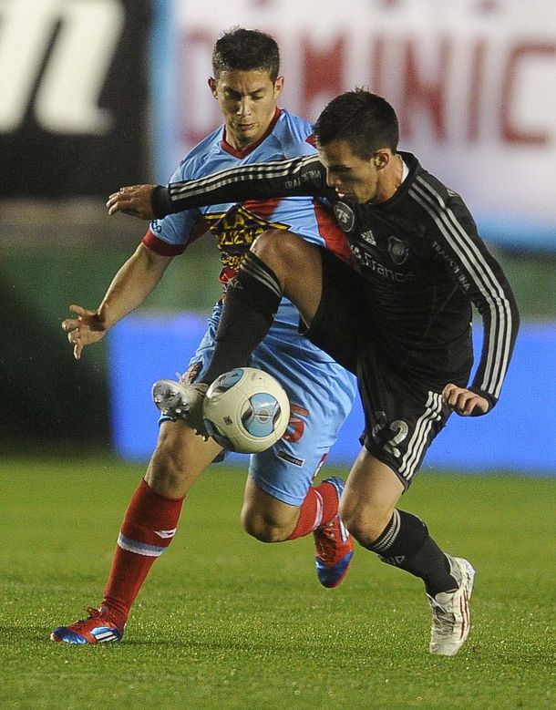 River apenas empató con Arsenal y se aleja de la pelea