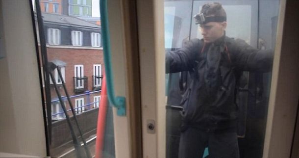 Trikkstar colgando de un tren