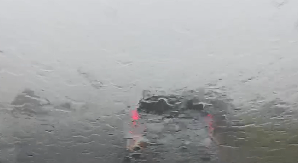 Diluvia en la Ruta 3: los autos se paran al costado de la ruta para evitar accidentes