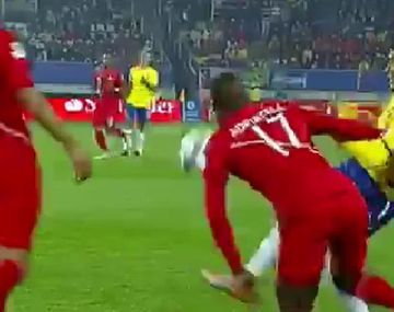 ¿Gambeta o provocación? Neymar tiró un doble sombrero y recibió una piña