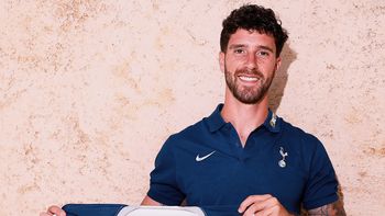 con la participacion de ardiles, tottenham oficializo la llegada de senesi con la participacion de ardiles, tottenham oficializo la llegada de senesi