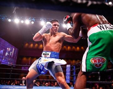 Brian Castaño ganó por KO y sueña con recuperar el título superwelter