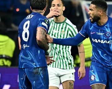 El cruce caliente entre Enzo Fernández y Antony en la final de la Conference League