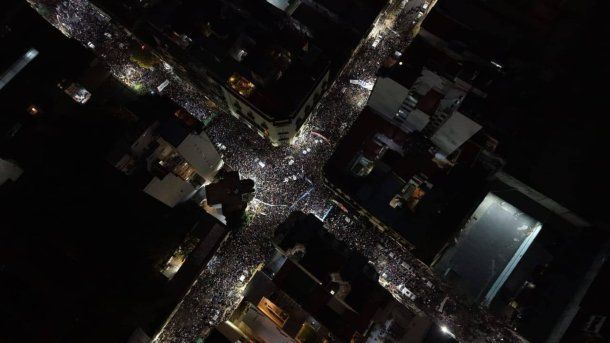 Impresionante vigilia en la casa de Cristina Kirchner, en apoyo tras el fallo de la Corte Suprema Impresionante vigilia en la casa de Cristina Kirchner, en apoyo tras el fallo de la Corte Suprema