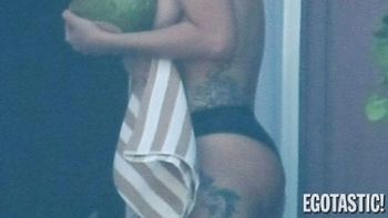 una cantante hizo un topless tapada por unos cocos una cantante hizo un topless tapada por unos cocos