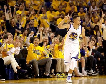 Golden State se hizo fuerte y ganó la primera final 