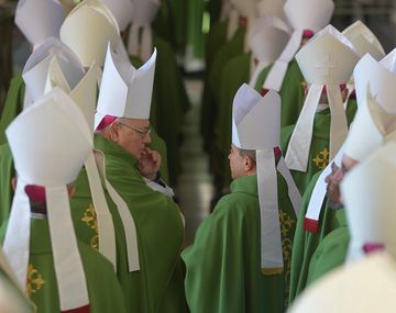 Una Iglesia con sus puertas abiertas