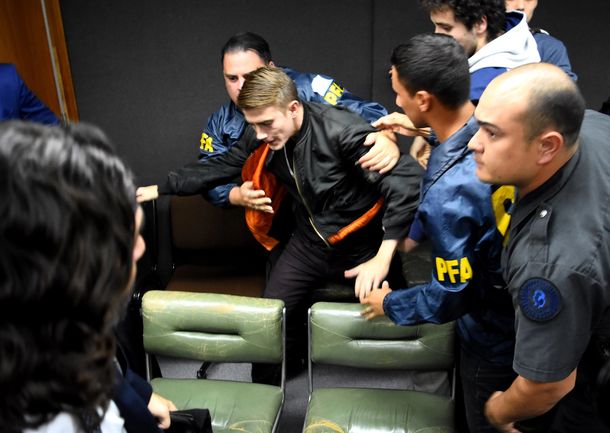 Otro de los condenados es llevado por la Policía Federal