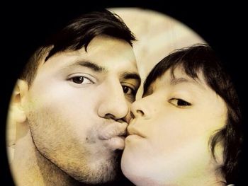 El Kun Agüero recibió la visita de su hijo mientras Karina está en Buenos Aires
