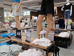 El supermercado que tiene ropa con muy buenos descuentos.