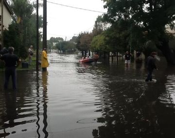 Unas cien personas robaron el depósito de un supermercado