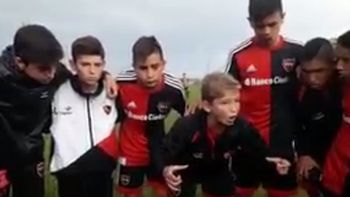 La pasional arenga de uno de los jugadores del plantel de la décima de Newells se volvió viral en las redes. La pasional arenga de uno de los jugadores del plantel de la décima de Newells se volvió viral en las redes.