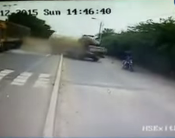 Un camión se sale de control