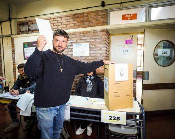 El picante gesto de Juan Grabois mientras esperaba para emitir su voto