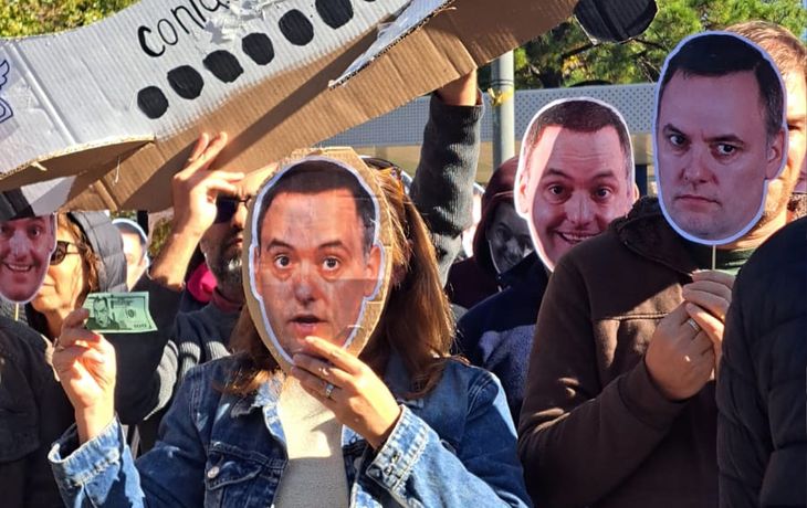 Acá nadie está de Adorni, protesta contra los 700 despidos en el INTI con caretas del jefe de Gabinete