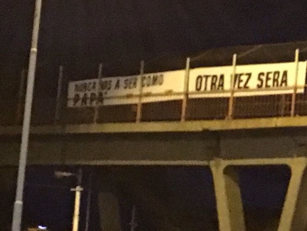 Siguen las cargadas: hinchas de Boca colgaron pasacalles en el Monumental
