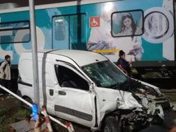 milagro en ramos mejia: dos jovenes cruzaron mal, el tren sarmiento los arrollo y salieron caminando milagro en ramos mejia: dos jovenes cruzaron mal, el tren sarmiento los arrollo y salieron caminando