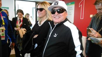 maradona, un hincha mas en el estadio alentando a los pumas maradona, un hincha mas en el estadio alentando a los pumas