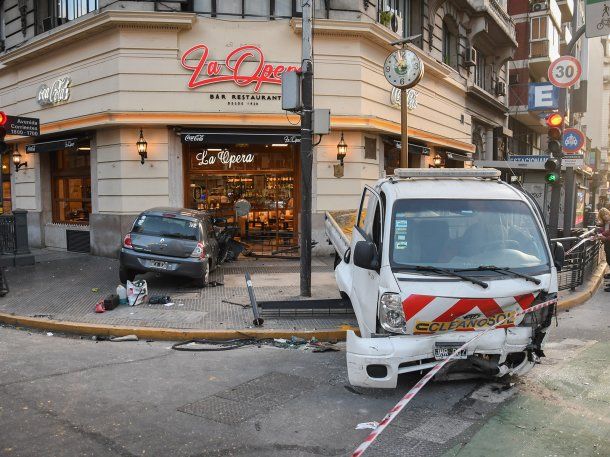 Choque en Corrientes y Callao: un auto se incrustó en un restaurante