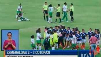 futbol femenino: errores de arqueras, pinas para el arbitro y hasta botellas a la tribuna futbol femenino: errores de arqueras, pinas para el arbitro y hasta botellas a la tribuna