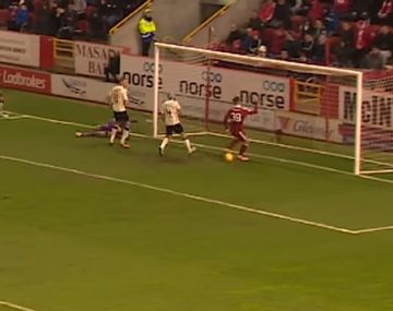 Miles Storey erró dos veces un gol regalado