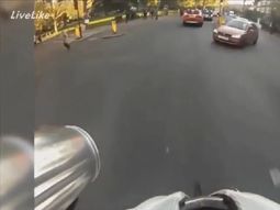 grabo con una gopro el choque entre su bici y un auto a toda velocidad grabo con una gopro el choque entre su bici y un auto a toda velocidad
