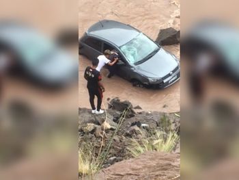 El adolescente ayudó a salir a la pareja que había caído al río Mendoza