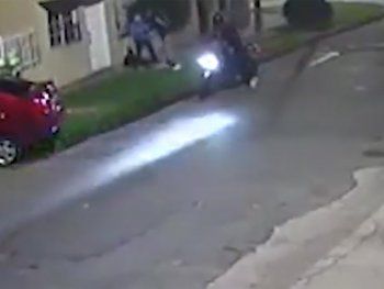 Escapaba a las corridas de motochorros, lo alcanzaron y le robaron todo