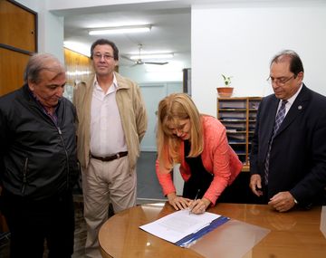 Magario firmó un aumento para los municipales de hasta un 32 por ciento