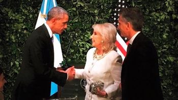 cena en homenaje a barack obama: la foto del saludo a mirtha y la ausencia de marcelo tinelli cena en homenaje a barack obama: la foto del saludo a mirtha y la ausencia de marcelo tinelli