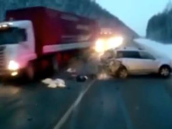 Una beba sobrevive tras salir despedida por la luneta de un auto