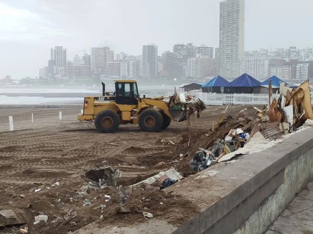 Los efectivos tiraron abajo los puestos con topadoras durante la madrugada.