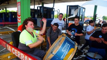 empleados de peajes levantan barreras en la autopista bs.as.-la plata empleados de peajes levantan barreras en la autopista bs.as.-la plata