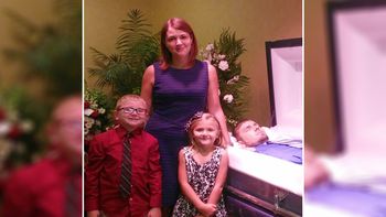 compartio una foto con sus hijos al lado del ataud de su marido por una buena causa compartio una foto con sus hijos al lado del ataud de su marido por una buena causa